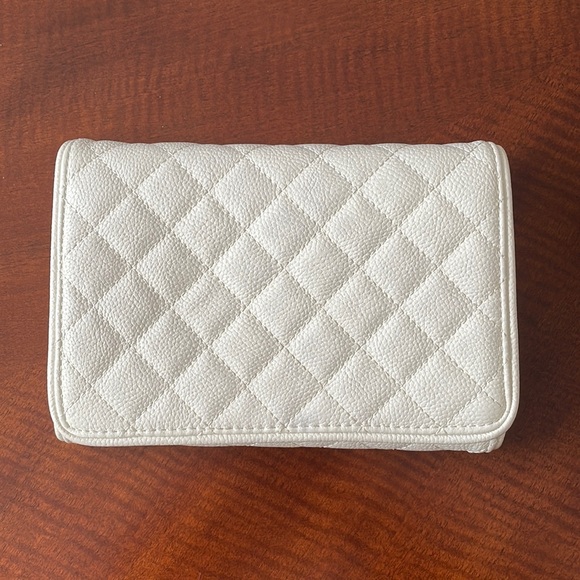 Forever 21 White Quilted Faux Leather Clutch - Picture 1 of 7